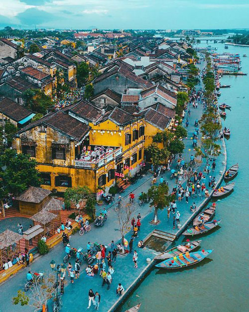 Top 13 địa điểm du lịch ở Việt Nam với nhiều cảnh đẹp, vô vàn điều thú vị, quan trọng là không thể thiếu các món ăn ngon trải từ Bắc, Trung vào Nam,.... mà rấ nhiều du khách Việt lẫn người nước ngoài thích thú khi tham quan và khám phá chúng.