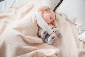 Trẻ sơ sinh ở những tháng đầu đời thường không thể tự ngủ như người lớn chúng ta được vì chưa phân biệt được ngày và đêm. Và bên cạnh đó, giấc ngủ có vai trò rất quan trọng đối với sự phát triển của bé. Trẻ sơ sinh khó ngủ hay thường xuyên quấy khóc sẽ gây ảnh hưởng không tốt đến sức khỏe. Hơn nữa, khi trẻ buồn ngủ, hãy đưa chúng vào phòng ngủ để tập thói quen và phản xạ ngủ. Từ đó bé sẽ học được cách tự ngủ và sẽ tự ngủ lại khi bé thức dậy trong đêm.
