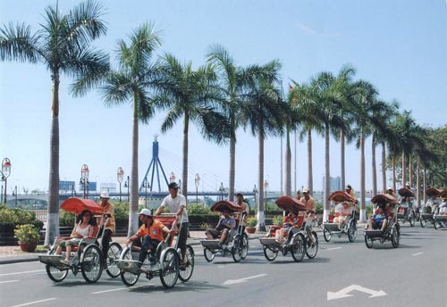 Biển Mỹ Khê - Đà Nẵng được được tạp chí kinh tế Mỹ Forbes bình chọn bãi biển Đà Nẵng là một trong sáu bãi biển quyến rũ nhất hành tinh vào năm 2005.
