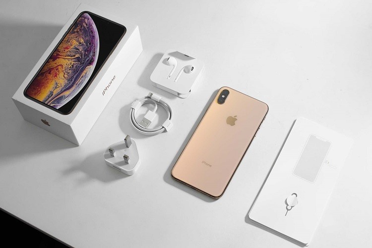 Apple thông báo iPhone 12 là dòng sản phẩm đầu tiên không được bán kèm với củ sạc và tai nghe EarPods. Điều này giúp Táo khuyết tiết kiệm rất nhiều tiền.