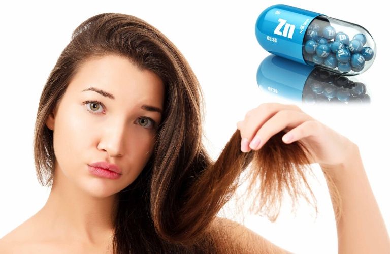 Rụng tóc thường có nguyên nhân do yếu tố di truyền từ đời trước đến đời sau, tác động từ bên ngoài như sử dụng dầu gội sai cách, nhuộm tóc quá nhiều lần, tuổi tác làm ảnh hưởng ít nhiều, tình trạng mất cân bằng hormone, các bệnh lý về da đầu,....