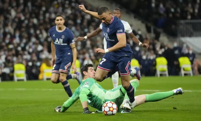 Champions League với tổng tỷ số 3-2 đến từ hai đội Real và PSG. Nhờ "siêu hat-trick" của Karim Benzema, Real thắng PSG 3-1 ở lượt về để vào tứ kết.