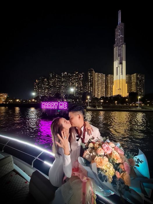 Minh Hằng cũng khoe được bạn trai hơn 10 tuổi cầu hôn. Trước đó, Showbiz Việt được đón tin mừng từ Ngô Thanh Vân và bạn trai.