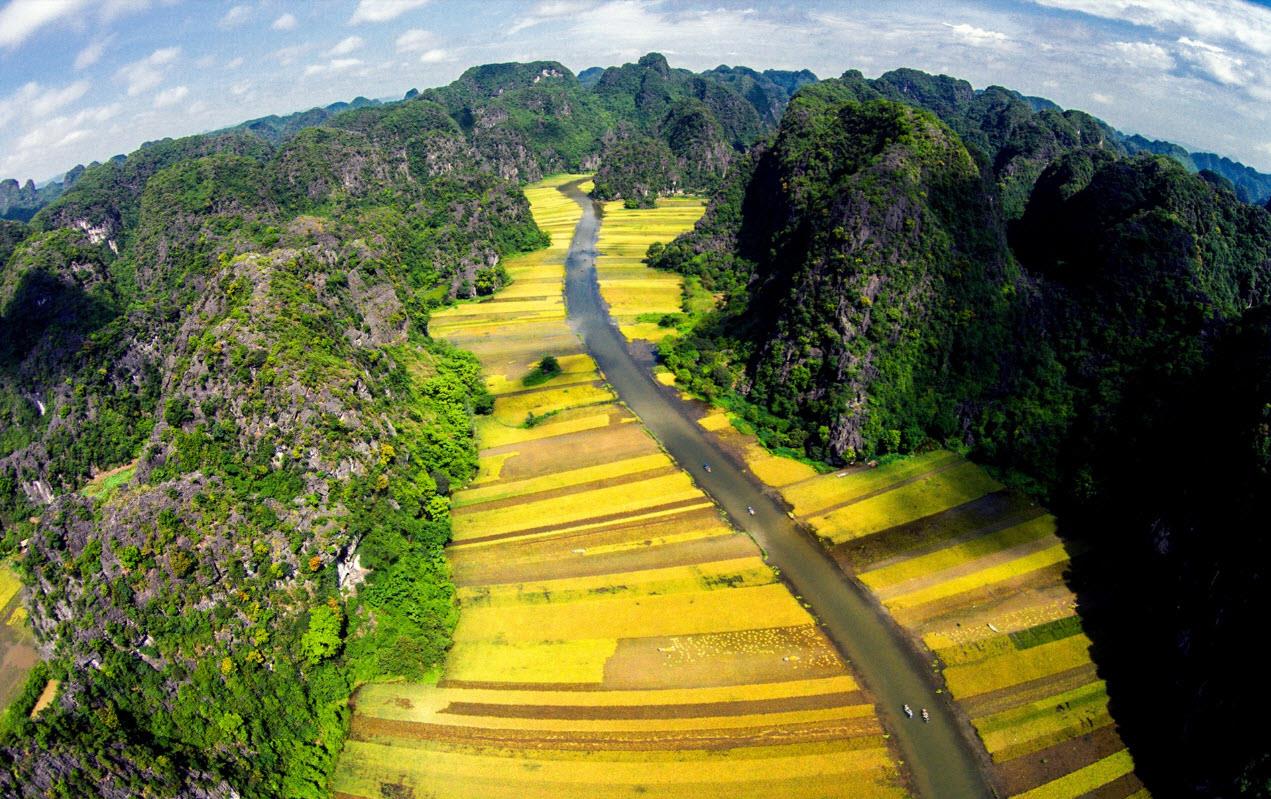 Tràng An - Ninh Bình được công nhận là du lịch sinh thái nằm trong Quần thể di sản thế giới và được Chính phủ Việt Nam xếp hạng di tích quốc gia đặc biệt quan trọng và UNESCO công nhận là di sản thế giới kép từ năm 2014.