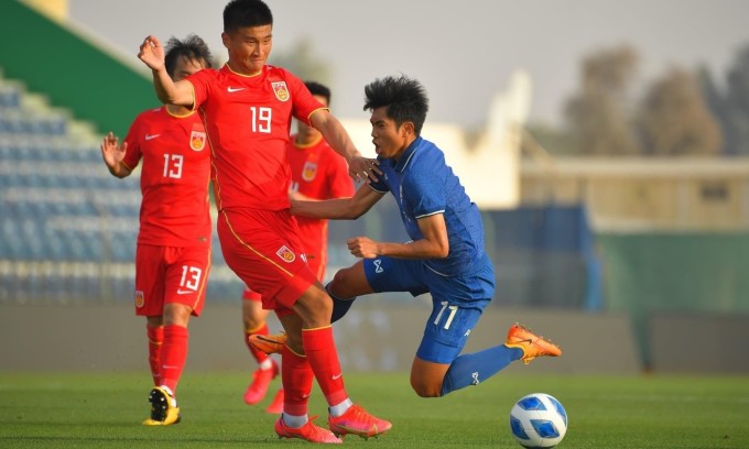 Thái Lan bị Fang Hao chọc thủng lưới bốn lần ở trận thua Trung Quốc 2-4 tại giải giao hữu Dubai Cup 2022 vì hàng thủ liên tiếp mắc lỗi.