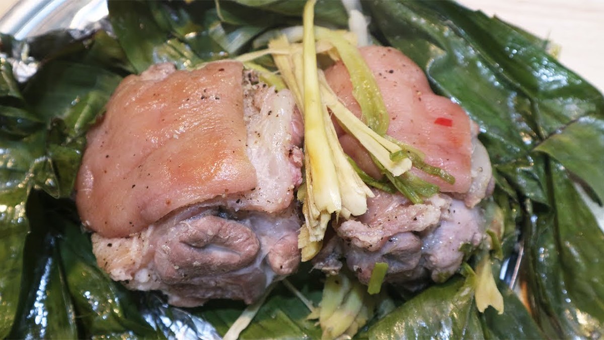 Thịt lợn muối được coi là đặc sản ở vùng đồng cao của người dân đồng bào Lào Cai. Món được chế biến theo các cách nhau và tùy theo khẩu vị ở các gia đình khác nhau mà ta có thể đem đi rang hoặc nướng.