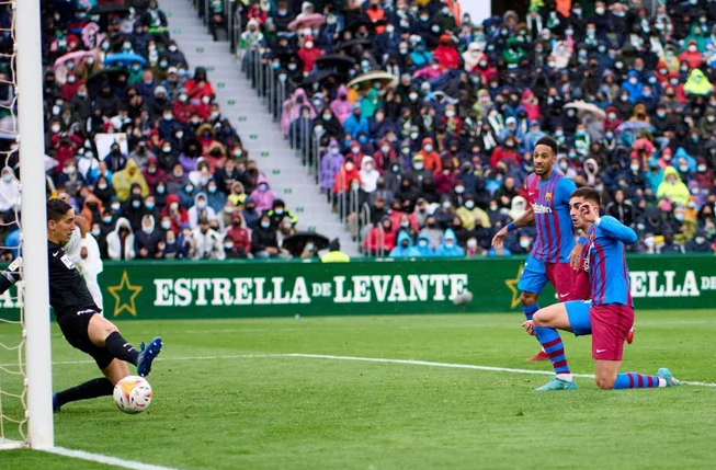 La Liga theo giờ Hà Nội tối 6/2 vừa qua, hai bàn của Ferran Torres và Memphis Depay giúp Barca lội ngược dòng và chiến thắng Elche 2-1 ở trận đấu thuộc vòng 27 La Liga.