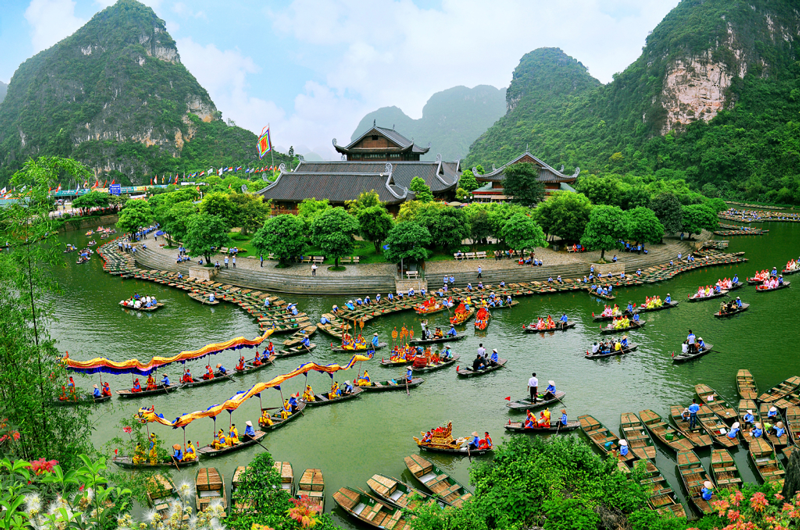 Tràng An - Ninh Bình được công nhận là du lịch sinh thái nằm trong Quần thể di sản thế giới và được Chính phủ Việt Nam xếp hạng di tích quốc gia đặc biệt quan trọng và UNESCO công nhận là di sản thế giới kép từ năm 2014.