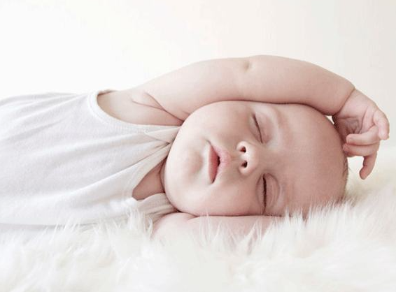Trẻ sơ sinh nằm nghiêng bên cạnh các điều có lợi sẽ đi kèm các điều bất lợi. Vì việc trẻ sơ sinh nằm nghiêng khi ngủ sẽ dễ mắc phải các tình trạng sức khỏe chẳng hạn như hội chứng đầu bẹt, ngạt thở, tật vẹo cổ,...