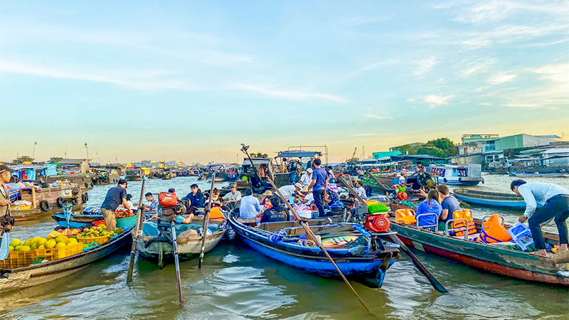 Du lịch Cần Thơ là địa điểm được các bạn trẻ lui tới tham quan, khám phá hay để các nơi tránh sự vội vã, xô bồ của Sài Gòn xinh đẹp. Được mệnh danh là thủ phủ của miền Tây, còn được gọi là xứ Tây Đô - Cần Thơ nổi tiếng với vẻ đẹp bình dị của những con người giản dị, quanh năm gắn bó với sông nước nhưng lại tiềm ẩn sức hút du lịch vô cùng mạnh mẽ.