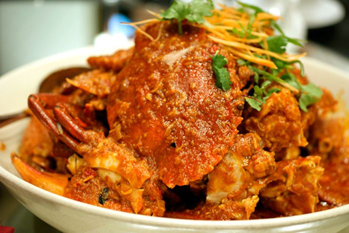Cua sốt ớt Singapore có vị cay nồng với nước sốt sánh mịn và mùi hương dịu nhẹ quyện cùng độ tươi ngọt từ thịt cua mang đến cho bạn và gia đình bữa ăn đầm ấm ngày đông. Và nó là một trong những món ăn ngon nhất trên thế giới, được xuất xếp hạng 35 trong 50 món ăn ngon nhất thế giới, được kênh CNN bình chọn năm 2011.