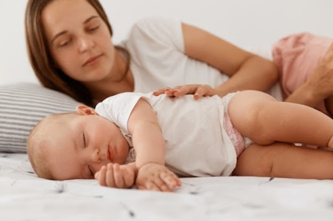 Cách dỗ bé ngủ hay bạn có thể gọi là cách ru để bé ngủ ngon là gì, được làm như thế nào? Làm sao để dỗ cho con ngủ mà không cần bế trên tay? Đối với trẻ sơ sinh và trẻ nhỏ, việc ngủ ngon, ngủ sâu và đủ giấc là rất quan trọng. Tuy nhiên, với những người mới lần đầu làm cha mẹ thì làm thế nào để có thể học cách dỗ bé ngủ ngon luôn là vấn đề nan giải.