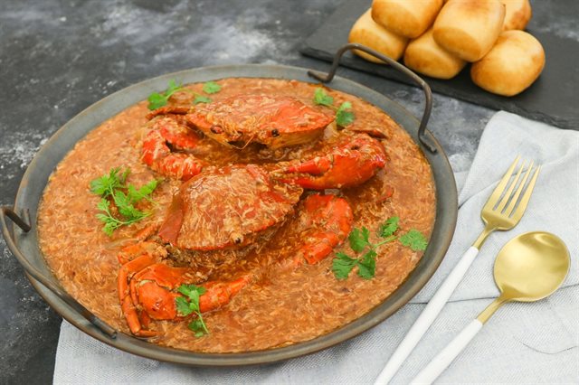 Cua sốt ớt Singapore có vị cay nồng với nước sốt sánh mịn và mùi hương dịu nhẹ quyện cùng độ tươi ngọt từ thịt cua mang đến cho bạn và gia đình bữa ăn đầm ấm ngày đông. Và nó là một trong những món ăn ngon nhất trên thế giới, được xuất xếp hạng 35 trong 50 món ăn ngon nhất thế giới, được kênh CNN bình chọn năm 2011.