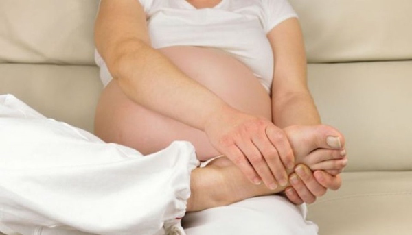 Phù chân khi mang thai được coi là hiện tượng sinh lý,  chúng ta thường thấy 50% phụ nữ gặp phải khi họ mang thai. Bị phù chân là điều bình thường và không có gì đáng lo, tuy nhiên, nếu bị phù chân khi mang thai nặng, đó có thể là dấu hiệu cảnh báo tiền sản giật và cần đi gặp bác sĩ ngay.