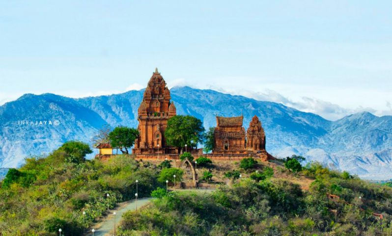 Du lịch Phan Rang - Tháp Chàm (thường được gọi tắt là Phan Rang) được phiên âm Việt hóa của từ Panduranga và tên Tháp Chàm được đặt để đề cập đến cụm tháp Po Klong Garai nằm ở phía Tây thành phố.