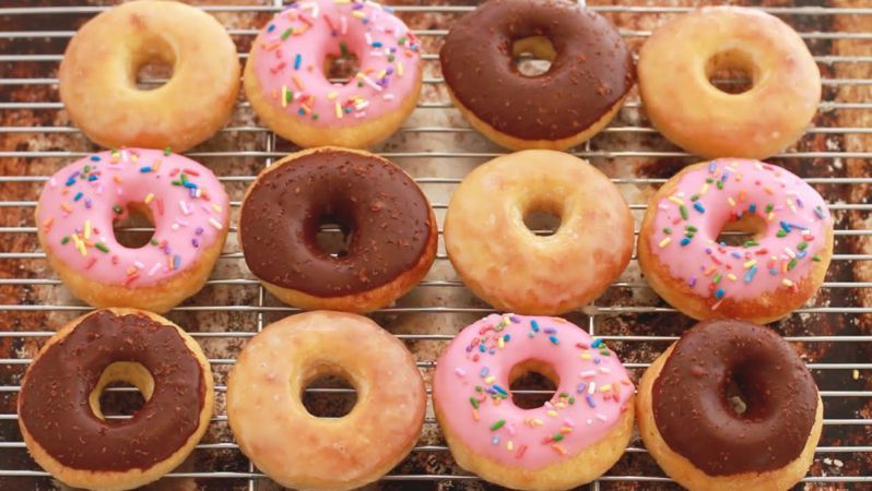 Cách làm bánh Donut ngon, làm ta lưu luyến khi thưởng thức không quá phức tạp như chúng ta nghĩ. Từ lâu, donut đã là món ngon được nhiều người trên thế giới ưa thích bởi hình dáng xinh xắn cùng hương vị ngọt ngào, hấp dẫn.