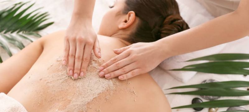 Tẩy da chết body là bước không thể thiếu trong quá trình chăm sóc da của bạn vì làn da cơ thể cần chăm sóc đều đặn để duy trì vẻ mềm mại và mịn màng.