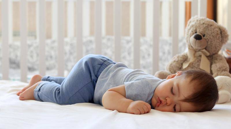 Trẻ ho về đêm thường xuyên và xảy ra trong giấc ngủ là một trong những biểu hiện liên quan đến sức khỏe khiến bố mẹ lo lắng và “đứng ngồi không yên”.
