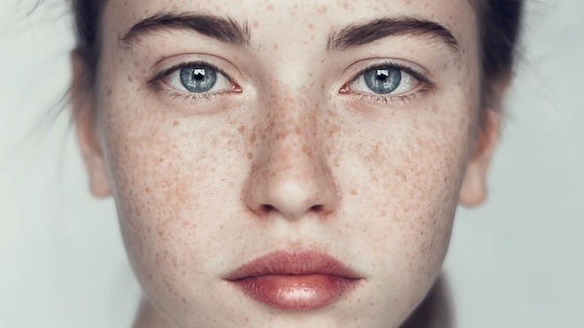 Làn da trắng khỏe được mô tả như một trạng thái của da có độ ẩm cân bằng, màu sắc đồng đều, không có vết tì vết, không có tình trạng sưng, đỏ hoặc kích ứng và có độ đàn hồi tốt.