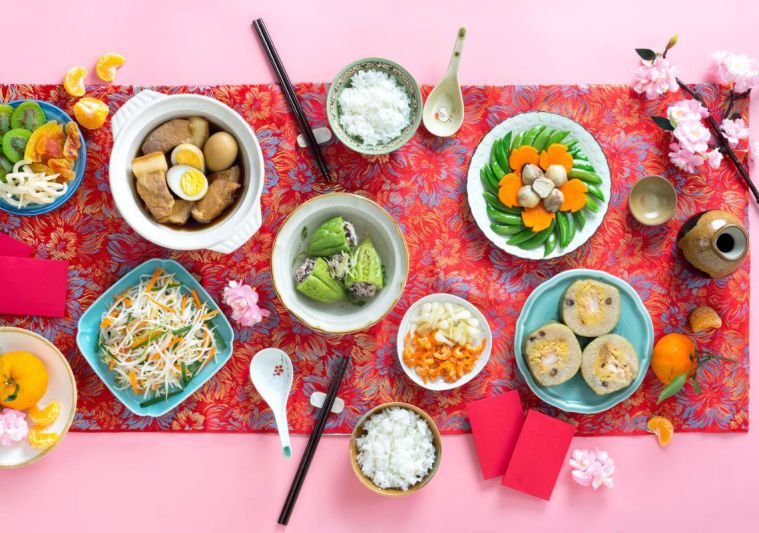 Món ăn ngày Tết thường phản ánh nét đặc trưng văn hóa ẩm thực của từng vùng miền trong nền ẩm thực Việt Nam. Thường đòi hỏi sự chuẩn bị kỹ lưỡng và tôn trọng đối với các phong tục, truyền thống văn hóa.