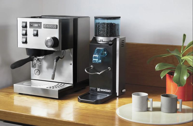 Máy rang cà phê là một thiết bị được sử dụng để rang hạt cà phê, quyết định đặc tính hương thơm và mùi vị của cà phê. Quá trình rang cà phê giúp tạo ra các hương vị phức tạp và đặc trưng của cà phê bằng cách ức chế các hợp chất hóa học trong hạt cà phê.