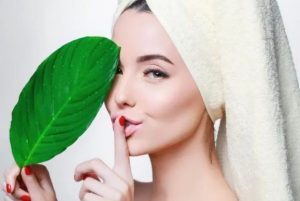 Làn da trắng khỏe được mô tả như một trạng thái của da có độ ẩm cân bằng, màu sắc đồng đều, không có vết tì vết, không có tình trạng sưng, đỏ hoặc kích ứng và có độ đàn hồi tốt.