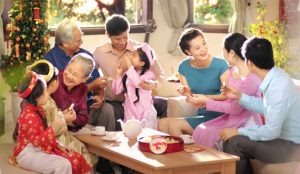 Trang phục ngày Tết được diện trong những ngày đầu năm mới, vì đó là dịp lễ quan trọng nên thường được chọn lựa cẩn thận. Vì không chỉ là biểu tượng văn hóa mà chúng còn mang đến không khí lễ hội, sự may mắn trong ngày đầu năm mới và là cách thể hiện tình cảm, lòng biết ơn và sự hân hoan chào đón năm mới đầy niềm vui và hạnh phúc.