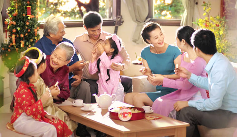 Trang phục ngày Tết được diện trong những ngày đầu năm mới, vì đó là dịp lễ quan trọng nên thường được chọn lựa cẩn thận. Vì không chỉ là biểu tượng văn hóa mà chúng còn mang đến không khí lễ hội, sự may mắn trong ngày đầu năm mới và là cách thể hiện tình cảm, lòng biết ơn và sự hân hoan chào đón năm mới đầy niềm vui và hạnh phúc.