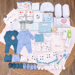 Khi lựa chọn đồ sơ sinh cho bé và cũng như các vật dụng cho mẹ, có một số điều mà bạn cần lưu ý để đảm bảo sự an toàn và thoải mái cho cả 2 mẹ con. Bạn cần kiểm tra xem các sản phẩm có đáp ứng các tiêu chuẩn an toàn không, và nó có chất liệu không gây hại cho bé hay không.