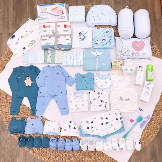 Khi lựa chọn đồ sơ sinh cho bé và cũng như các vật dụng cho mẹ, có một số điều mà bạn cần lưu ý để đảm bảo sự an toàn và thoải mái cho cả 2 mẹ con. Bạn cần kiểm tra xem các sản phẩm có đáp ứng các tiêu chuẩn an toàn không, và nó có chất liệu không gây hại cho bé hay không.