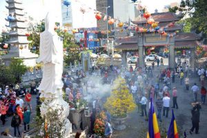 Đi chùa đầu năm ngày Tết thường được nhiều người Việt Nam coi là một truyền thống mang ý nghĩa tâm linh và tốt lành. Đi chùa vào dịp Tết có thể được xem là cách để bắt đầu năm mới với tâm hồn trong sạch, đồng thời mong muốn nhận được sự an lành, may mắn và tạo ấn tượng tích cực cho cả năm.