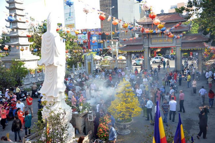 Đi chùa đầu năm ngày Tết thường được nhiều người Việt Nam coi là một truyền thống mang ý nghĩa tâm linh và tốt lành. Đi chùa vào dịp Tết có thể được xem là cách để bắt đầu năm mới với tâm hồn trong sạch, đồng thời mong muốn nhận được sự an lành, may mắn và tạo ấn tượng tích cực cho cả năm.